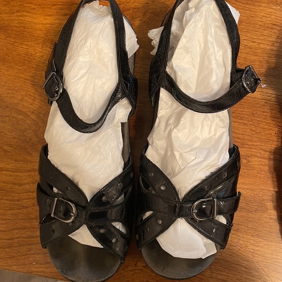 2 for price of 1! Really LOVED & USED 2 pr Patent LEATHER DANSKO clog SANDALS - Picture 3 of 8